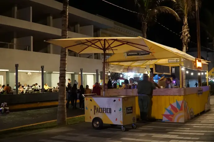 Carrito salsero de Cerveza Pacífico en las calles de Mazatlán.