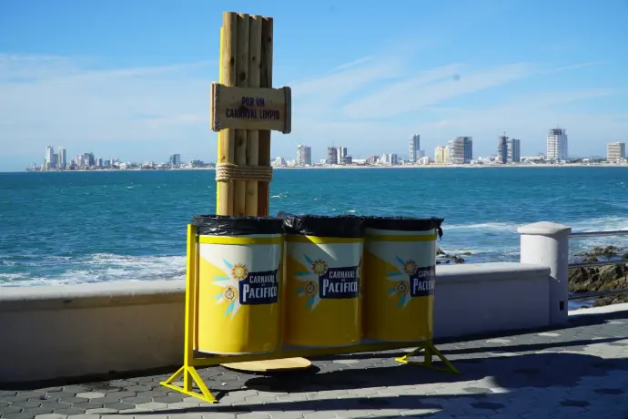 Botes de basura de Cerveza Pacífico con el mar de fondo.
