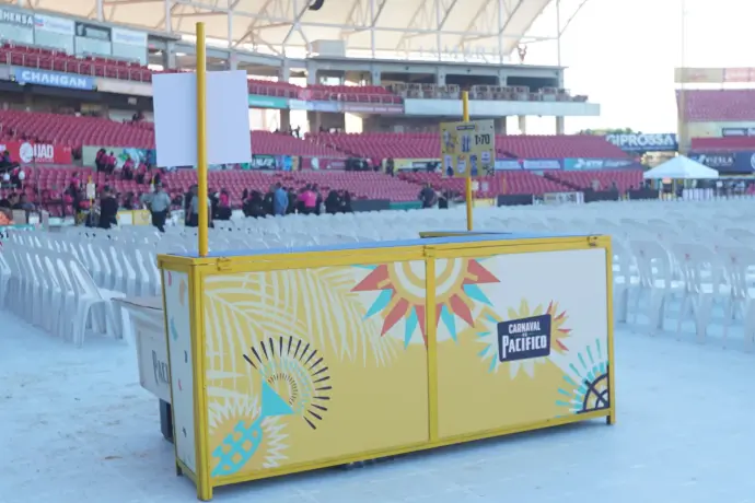 Barra mini de estadio temática de Cerveza Pacífico de color amarilla para el estadio del Carnaval de Mazatlán 2026.