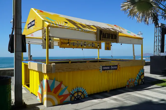 Barra doble amarilla de Cerveza Pacífico frente al mar en el Carnaval de Mazatlán 2026.