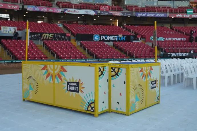 Una barra de estadio temática de Cerveza Pacífico para el estadio del Carnaval de Mazatlán 2026.
