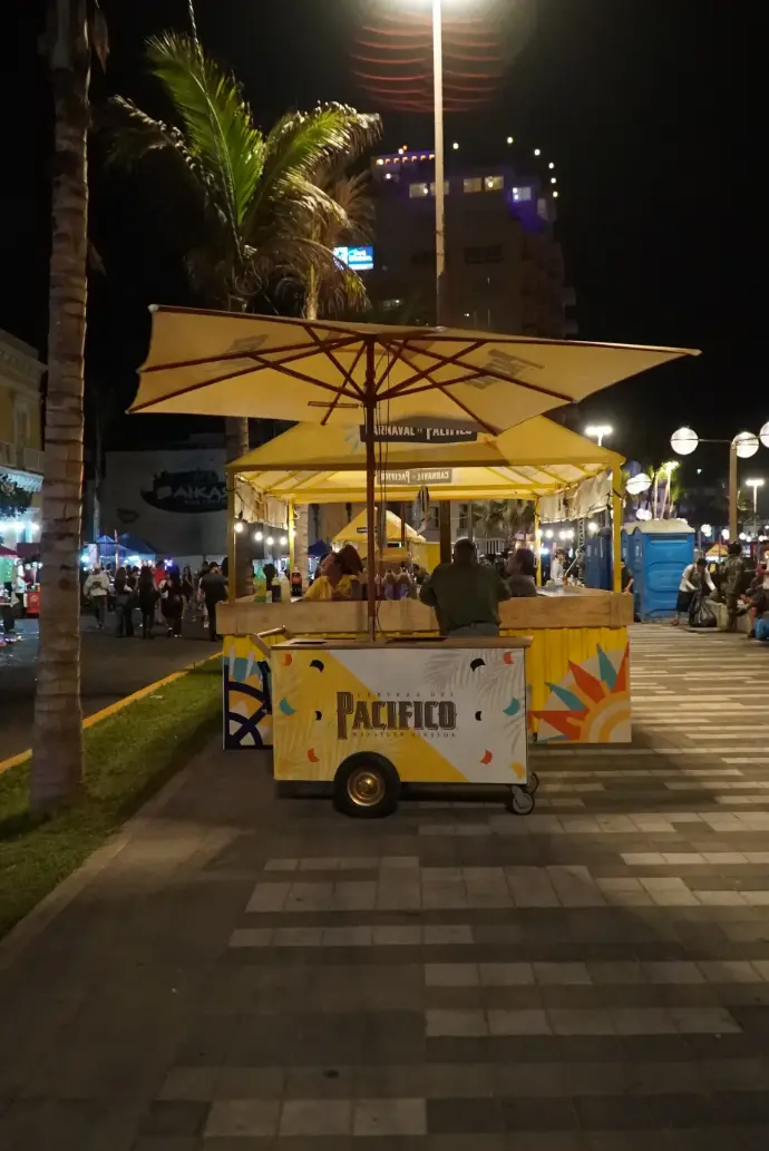 Carrito salsero de Cerveza Pacífico en las calles del Carnaval de Mazatlán 2026.