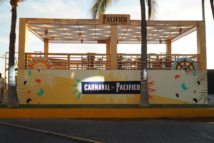 Terraza VIP de Cerveza Pacífico con vista al mar, frente al escenario principal del Carnaval de Mazatlán 2026.