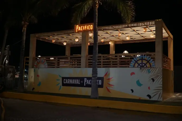 Terraza VIP de Cerveza Pacífico iluminada durante la noche, frente al escenario principal del Carnaval de Mazatlán 2026.
