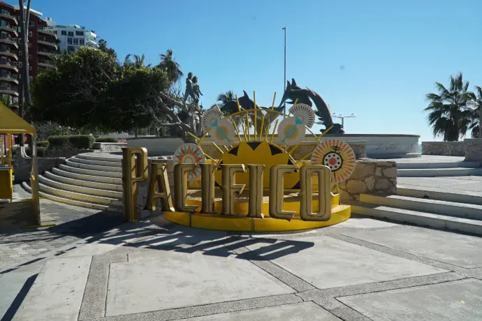 Photo Opp de Cerveza Pacífico, en medio de una bella plaza de Mazatlán.