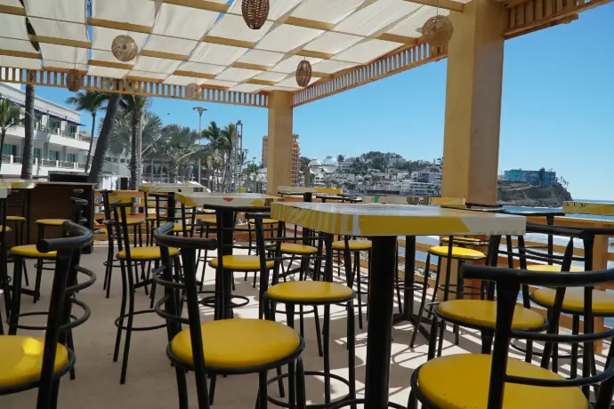 Interior de la terraza VIP de Cerveza Pacífico con vista al mar.