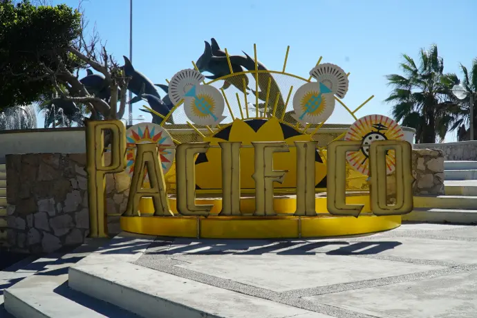 Photo Opp de Cerveza Pacífico en una plaza de Mazatlán.
