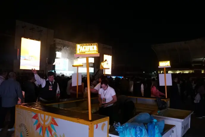 Barras de estadio temáticas de Cerveza Pacífico iluminada durante la noche frente al escenario principal del Carnaval de Mazatlán 2026.