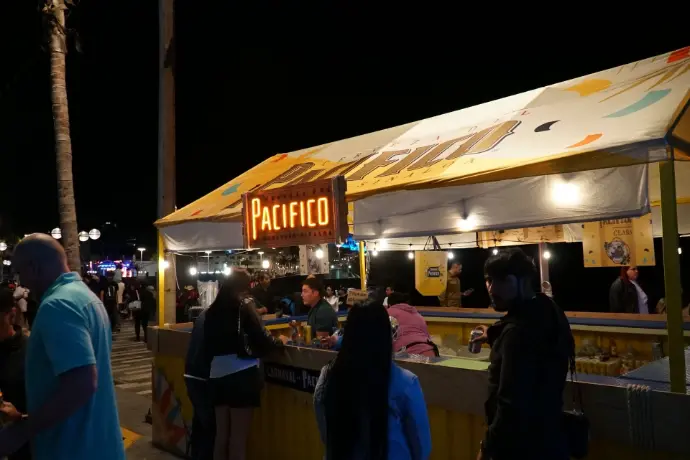 Barra doble de Cerveza Pacífico con clientes disfrutando de su velada.
