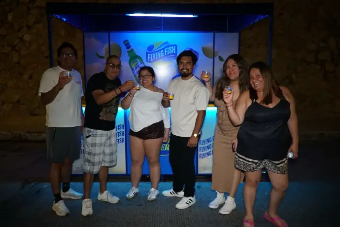 Barra de samplers de Flying Fish con personas disfrutando de su noche con las muestras gratis.