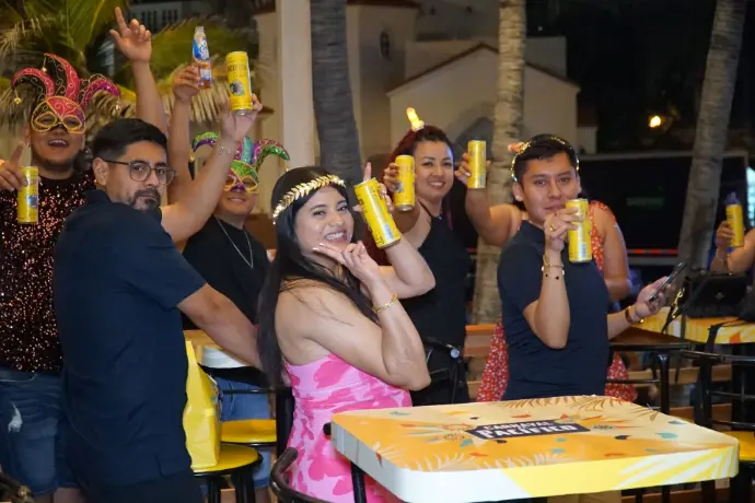 Terraza VIP de Cerveza Pacífico iluminada durante la noche, frente al escenario principal del Carnaval de Mazatlán 2026.