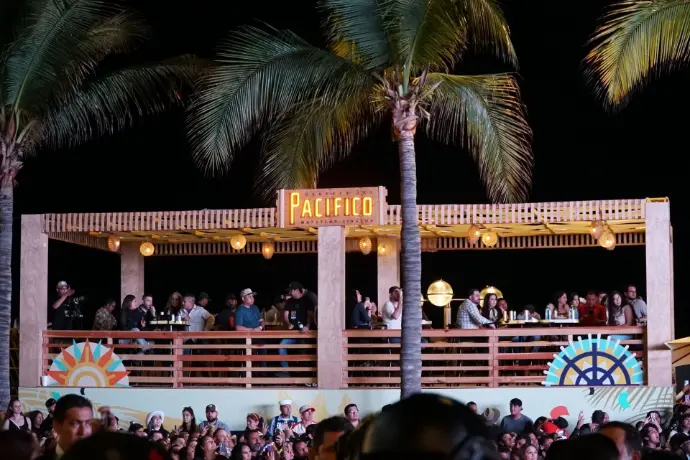 Terraza VIP de Cerveza Pacífico iluminada durante la noche, frente al escenario principal del Carnaval de Mazatlán 2026.