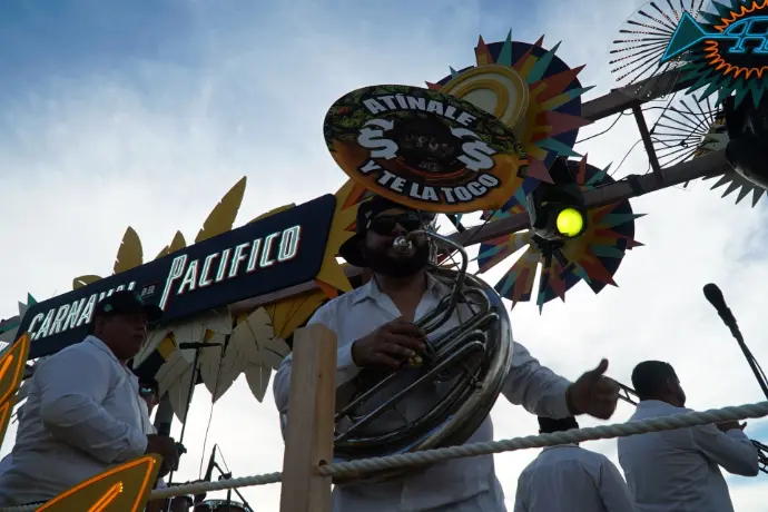 Carrito alegórico de Cerveza Pacífico durante el desfile del Carnaval de Mazatlán 2026.