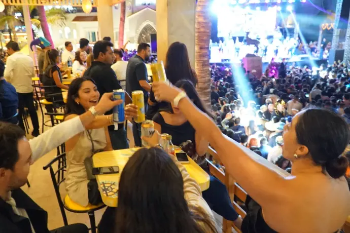 Asistentes disfrutando en la Terraza VIP de Cerveza Pacífico frente al escenario principal del Carnaval de Mazatlán 2026.