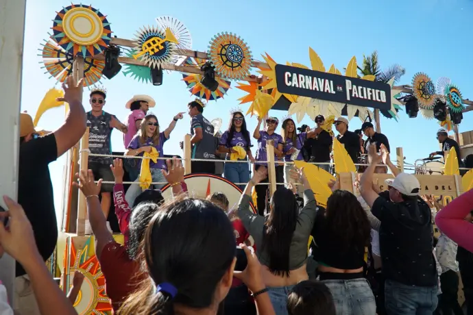 Carrito alegorico de Cerveza Paciífico con músicos y asistentes festejando en el Carnaval de Mazatlán 2026.