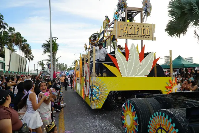 El Carrito Alegórico de Cerveza Pacífico desfilando en el Carnaval de Mazatlán 2026. 