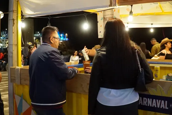 Barras Dobles de Cerveza Pacífico en operación, con asistentes disfrutando su experiencia durante el Carnaval de Mazatlán 2026.