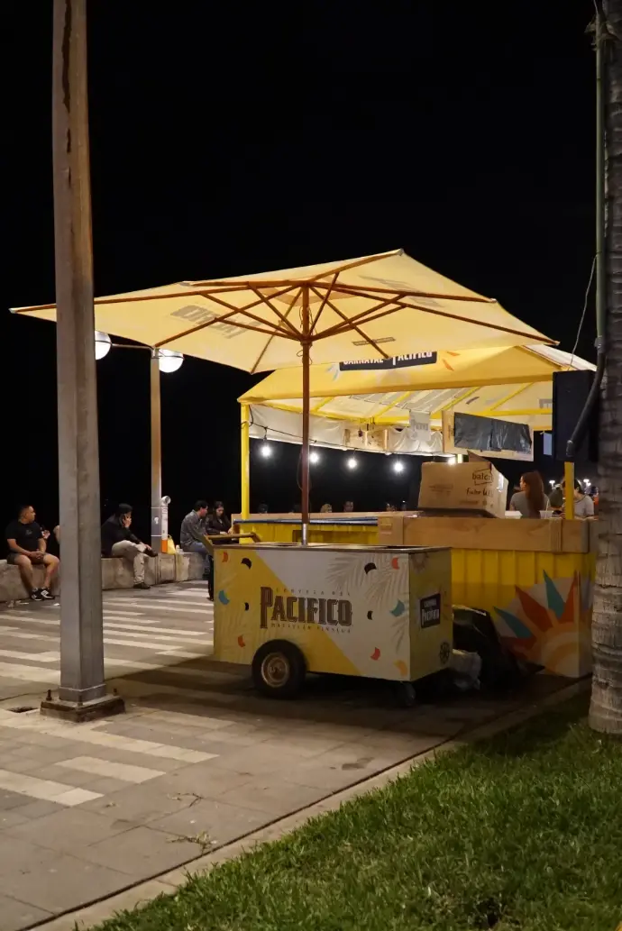 Carrito salsero de Cerveza Pacífico iluminado de noche, en las bellas calles de Mazatlán. 
