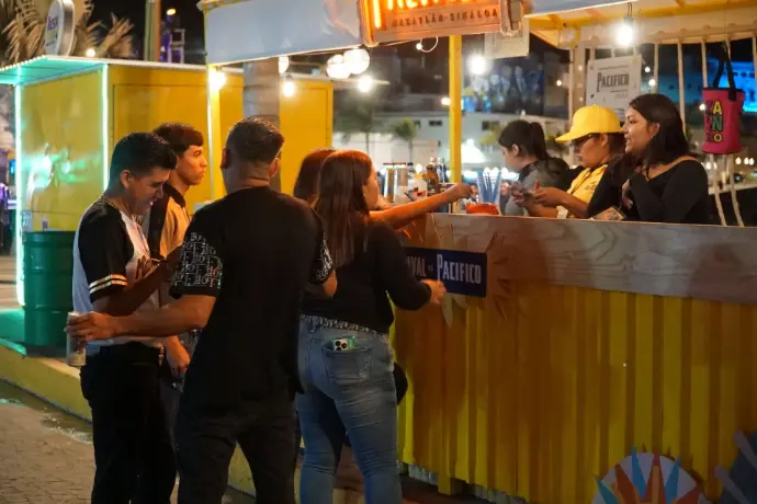 Barras Sencillas de Cerveza Pacífico en operación, con asistentes disfrutando su experiencia durante el Carnaval de Mazatlán 2026.