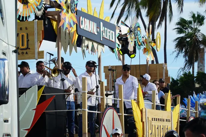 Asistentes y Músicos celebrando en el Carrito Alegórico de Cerveza Pacífico del Carnaval de Mazatlán 2026.