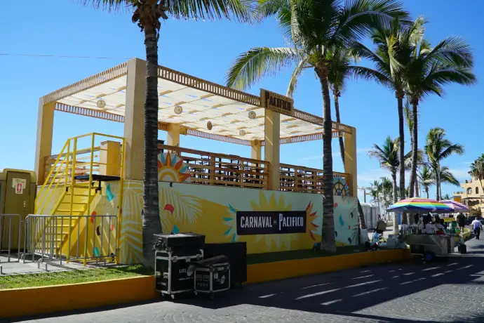Terraza VIP de Cerveza Pacífico a luz del día, frente al escenario principal del Carnaval de Mazatlán 2026.
