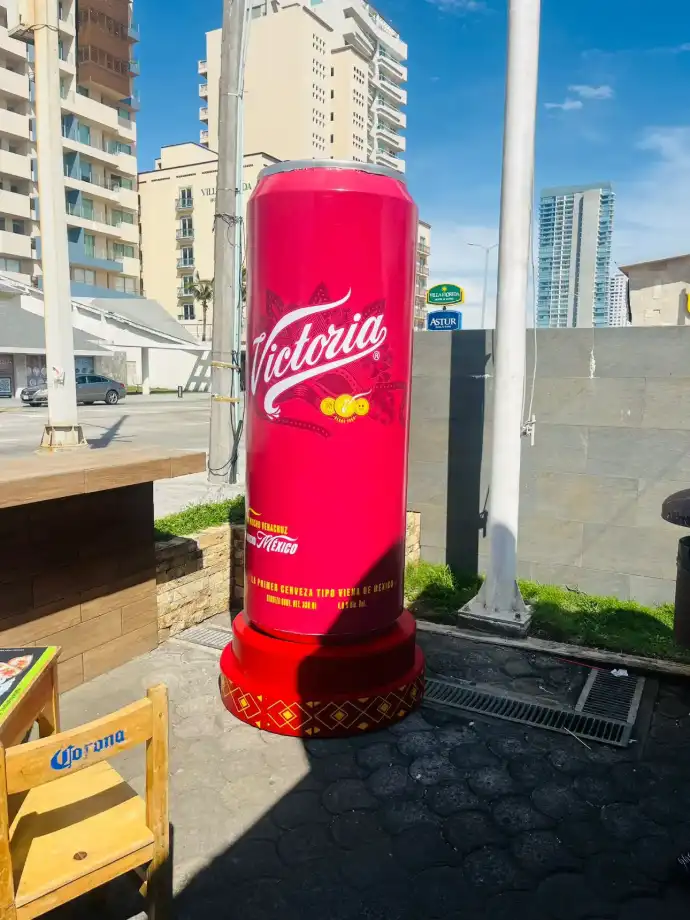Lata gigante de Cerveza Victoria como Landmark en el Carnaval de Veracruz 2025, punto de referencia visual de la activación BTL desarrollada por Entorno Lab.