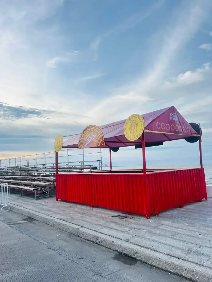 Barra doble de Cerveza Victoria operada por Entorno Lab en el Carnaval de Veracruz 2025, diseñada para optimizar el servicio y flujo de asistentes en el evento.