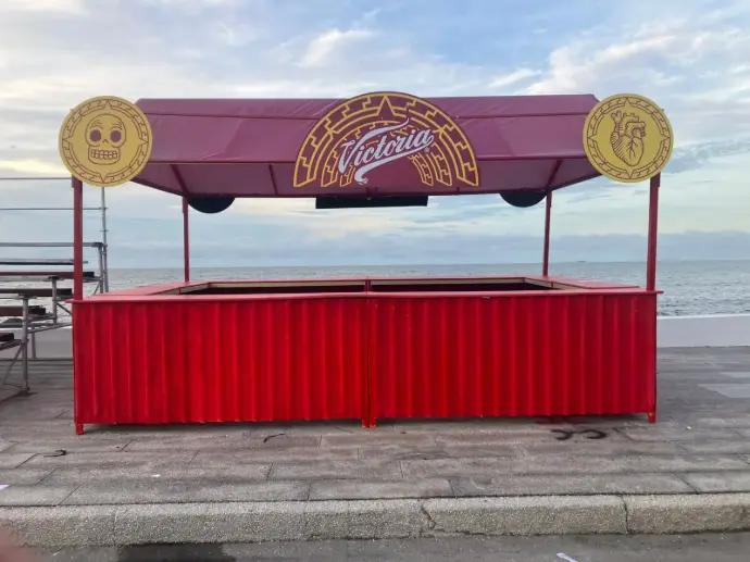 Barra doble de Cerveza Victoria operada por Entorno Lab en el Carnaval de Veracruz 2025, diseñada para optimizar el servicio y flujo de asistentes en el evento.