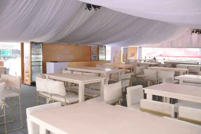 Terraza VIP de Corona Golden Light en la Feria de Torreón 2024, diseñada e implementada por Entorno Lab.