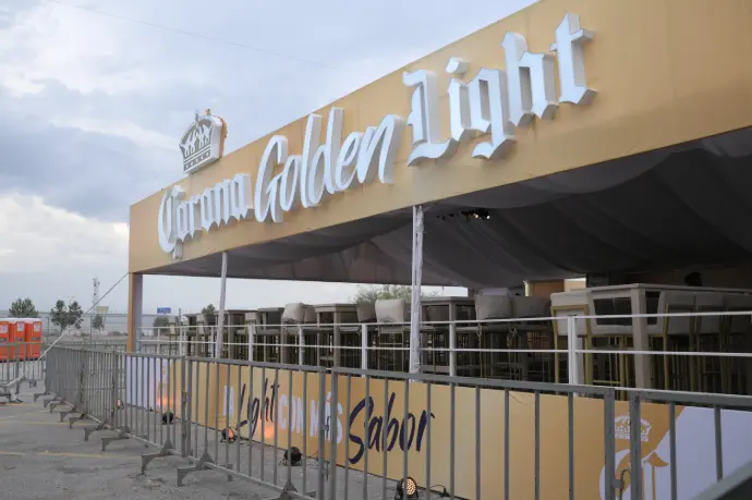 Terraza VIP de Corona Golden Light en la Feria de Torreón 2024, diseñada e implementada por Entorno Lab.