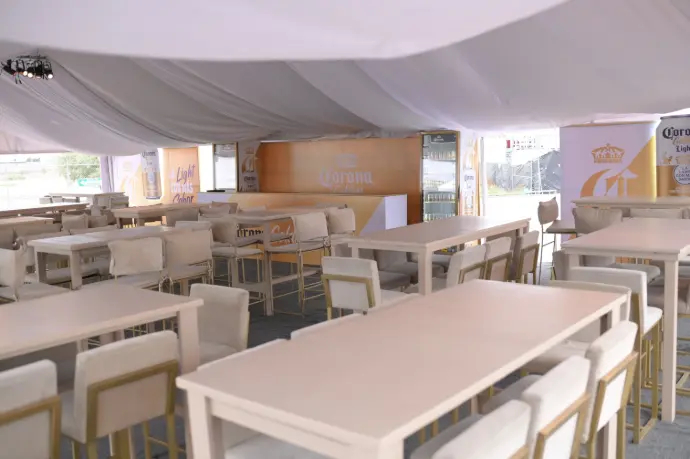 Terraza VIP de Corona Golden Light en la Feria de Torreón 2024, diseñada e implementada por Entorno Lab.