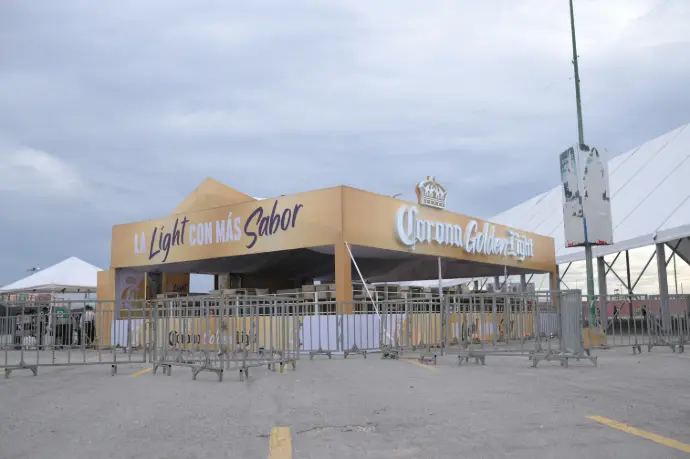 Terraza VIP de Corona Golden Light en la Feria de Torreón 2024, diseñada e implementada por Entorno Lab.