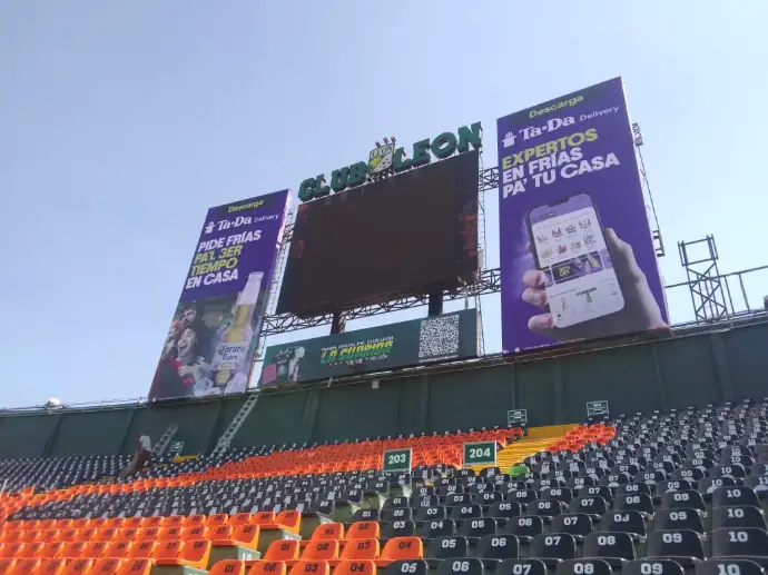 Rebranding de TaDa Delivery en el Estadio del Club León: anuncios dobles personalizados junto al marcador principal, ejecutado por Entorno Lab
