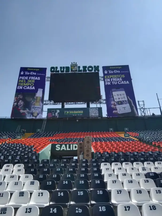 Vista general del Estadio del Club León mostrando los dos anuncios dobles de TaDa Delivery rebranded por Entorno Lab, visibles desde las tribunas