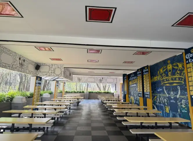 Área de comedor ambientada con tela sublimada y publicidad Corona