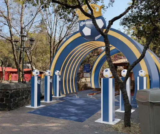 Arco de entrada VIP con tótems decorativos en estructura de aluminio