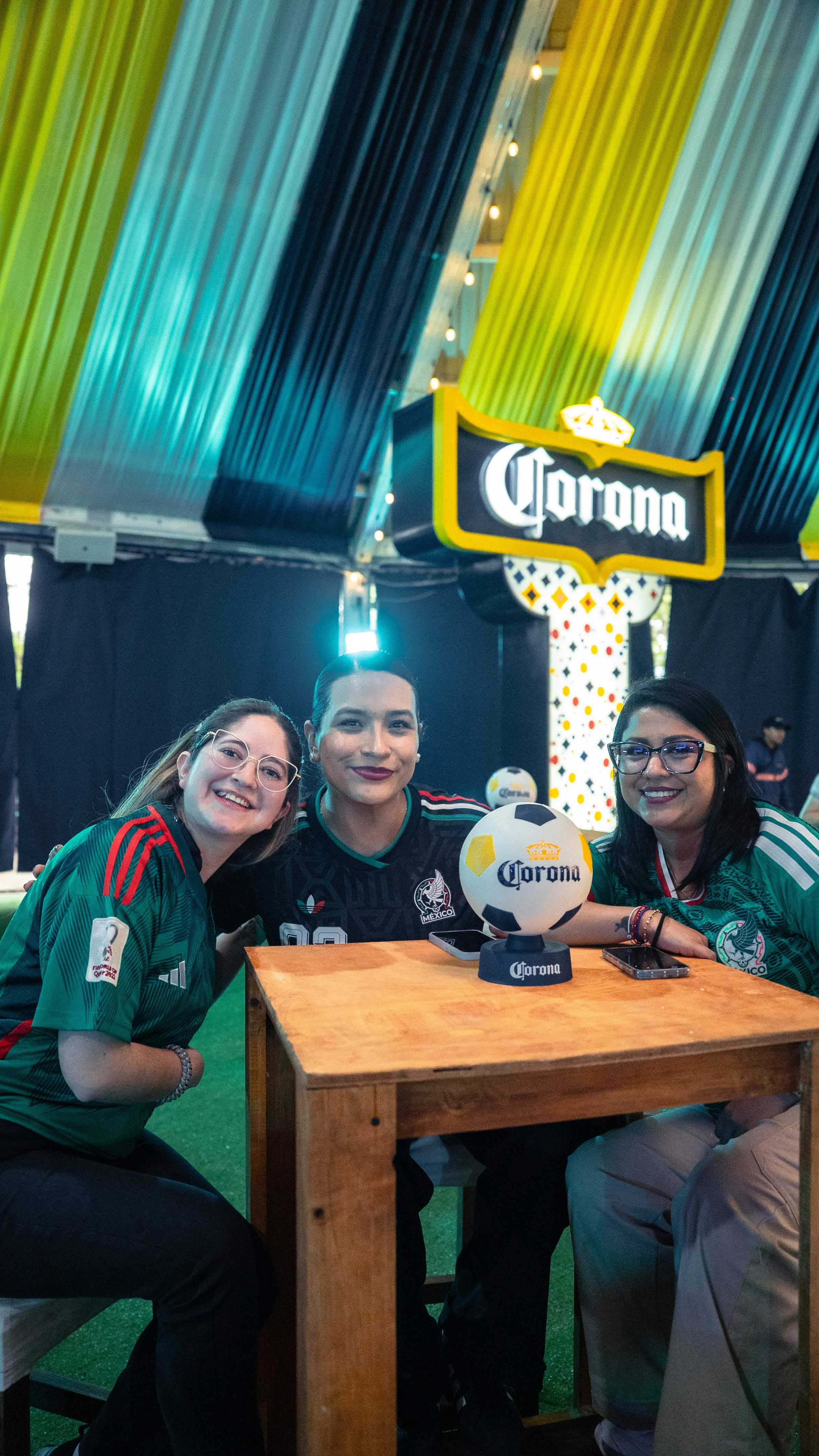 Personas disfrutando de su experiencia en Six Flags en el pabellón