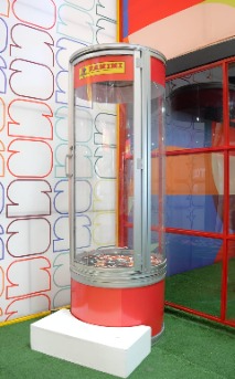 Cabina de papelitos voladores Cabina de papelitos voladores con premios sorpresa para los visitantes