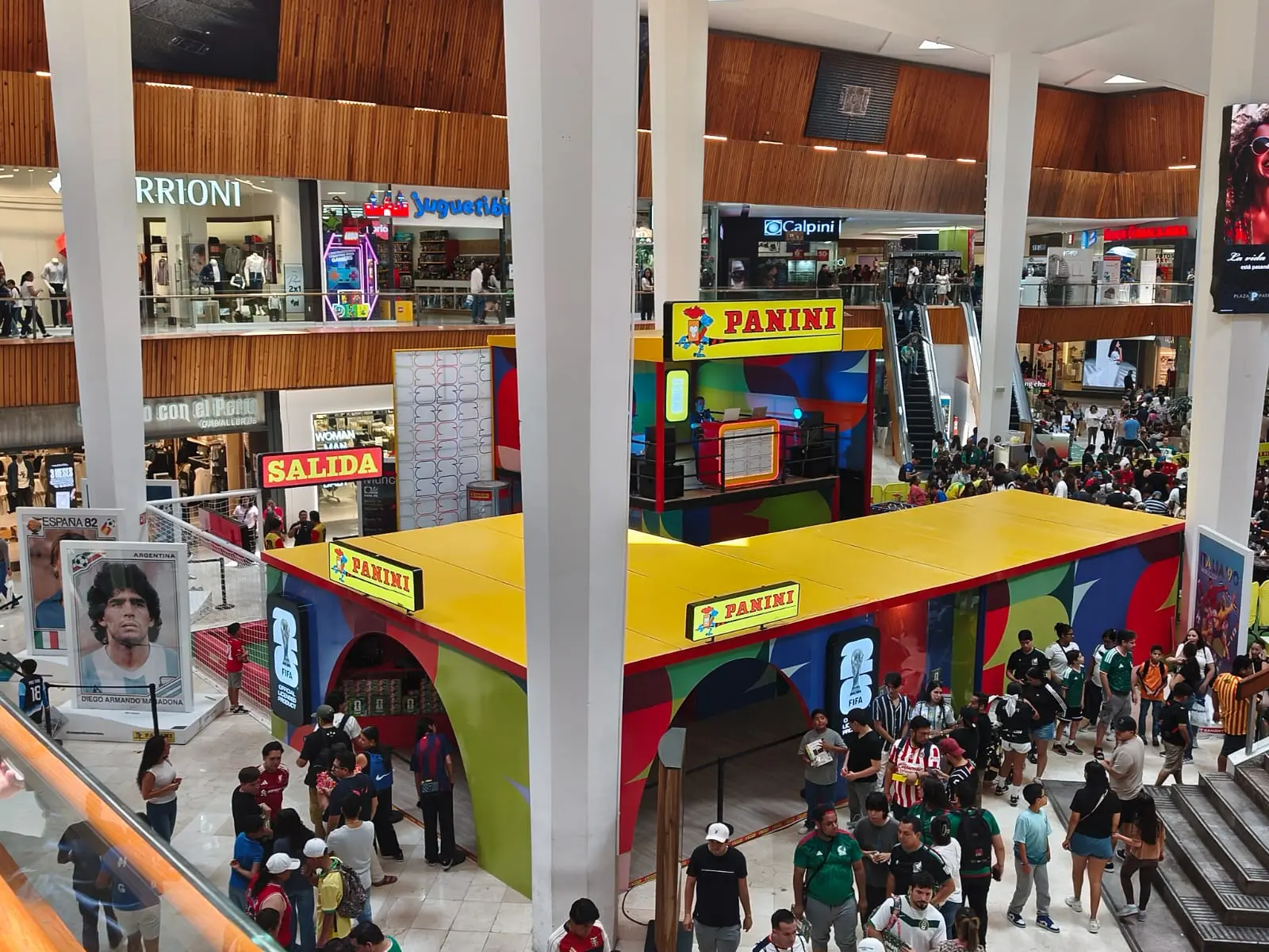 Afluencia masiva en Plaza Patria Vista general de La Experiencia Panini en Plaza Patria con cientos de asistentes durante el Mundial 2026
