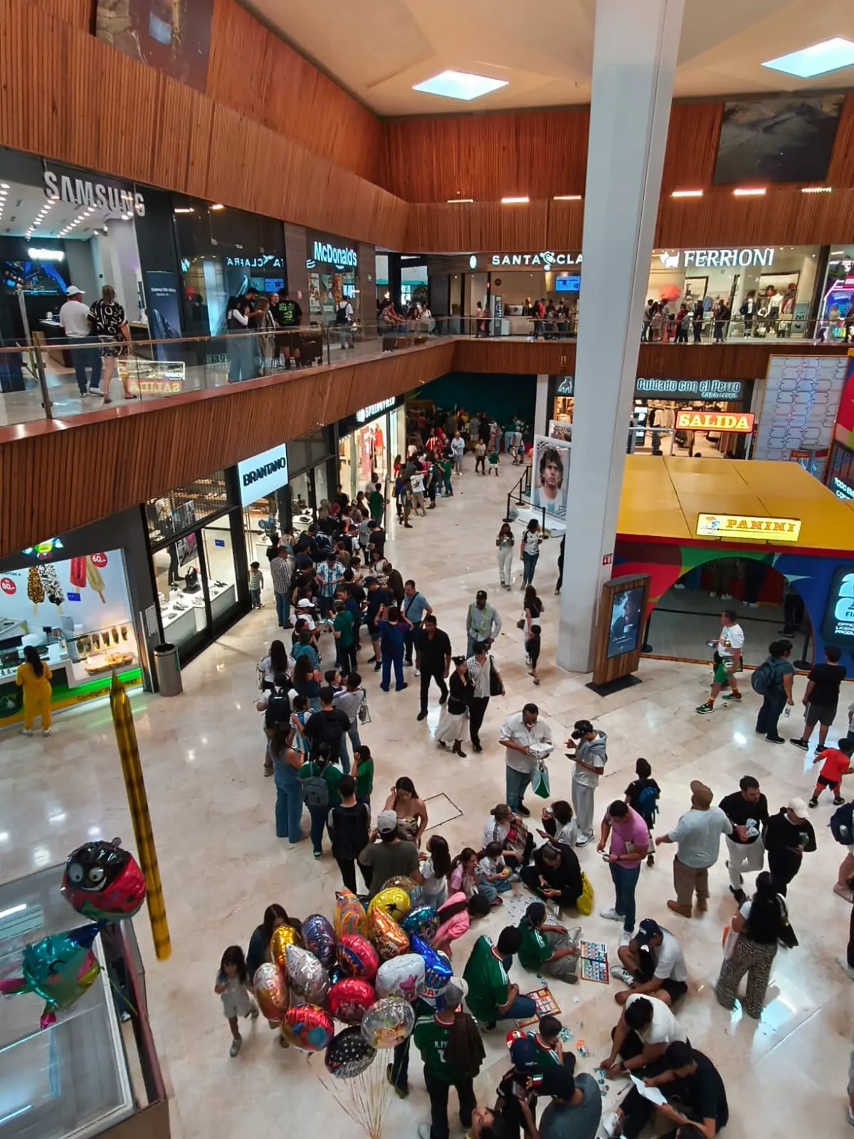 Fila de acceso a la activación Fila de aficionados esperando su turno para ingresar a La Experiencia Panini