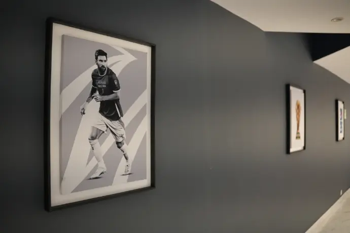 Ilustración Michelob Ultra x Mundial en pasillo de hotel Cuadro retroiluminado con ilustración de futbolista usando playera Michelob Ultra, parte de la galería temática del Mundial en pasillo de hotel