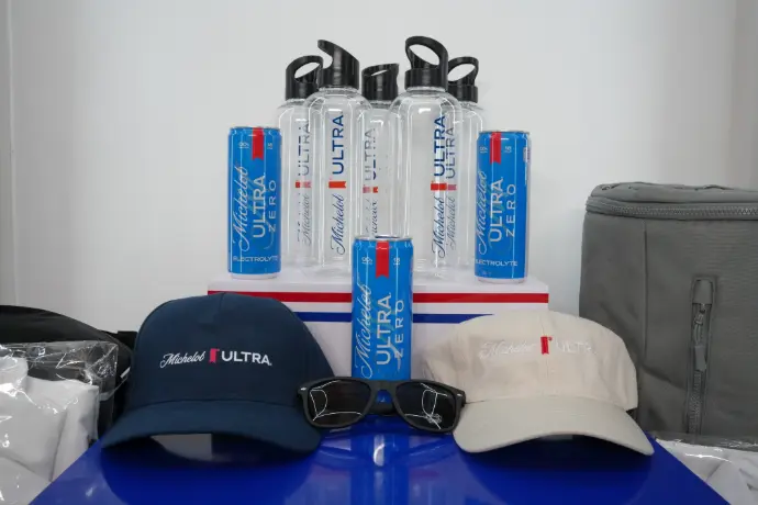 Kit de bienvenida Michelob Ultra Zero Botellas de agua, latas Michelob Ultra Zero, gorras y lentes de sol como parte del kit de bienvenida en hotel
