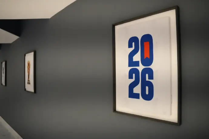 Galería "2026" Michelob Ultra FIFA World Cup Cuadro retroiluminado con el número "2026" en la galería temática del Mundial FIFA, junto a otras piezas de la serie en pasillo de hotel