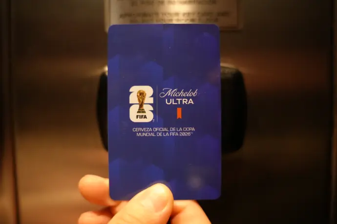 Tarjeta llave Michelob Ultra FIFA World Cup 26 Tarjeta de acceso a habitación con identidad conjunta FIFA World Cup 26 y Michelob Ultra, cerveza oficial de la Copa Mundial